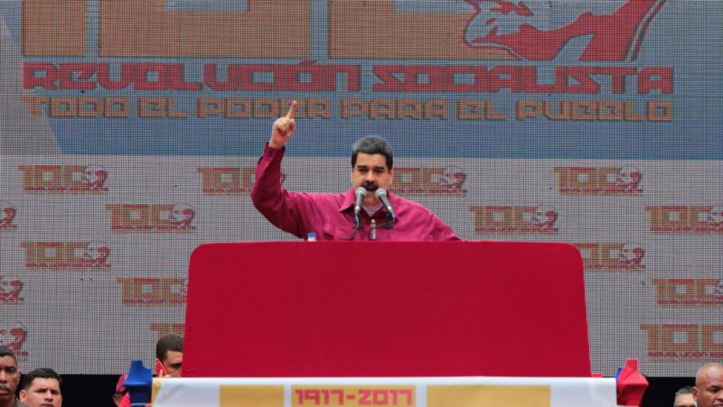 Los españoles envían un regalo de cumpleaños a Maduro