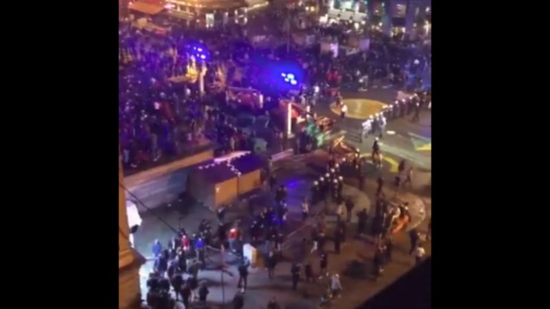 Cientos de marroquíes destrozan Bruselas y dejan 22 policías heridos