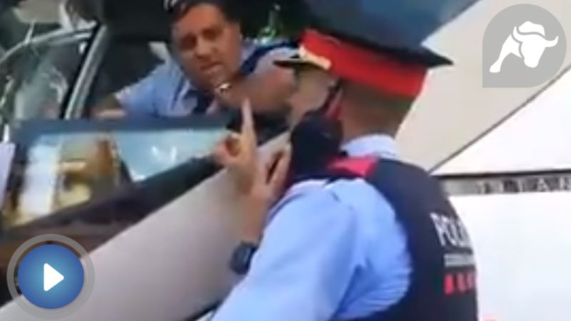 Un mosso amenaza con denunciar a un conductor por agitar la bandera de España