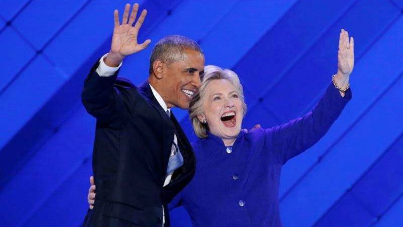 La demócrata Hillary Clinton junto a Barack Obama