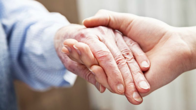 La importancia de una postura correcta en el cuidado de las personas mayores