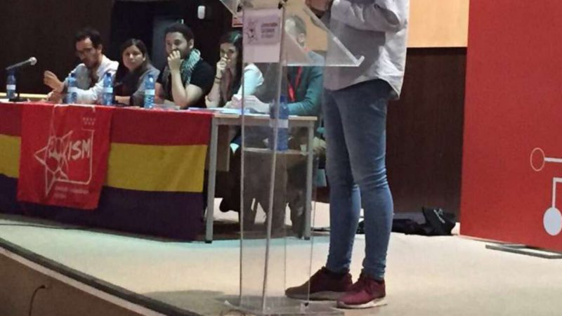 Las Juventudes del PSOE cuelgan la bandera republicana