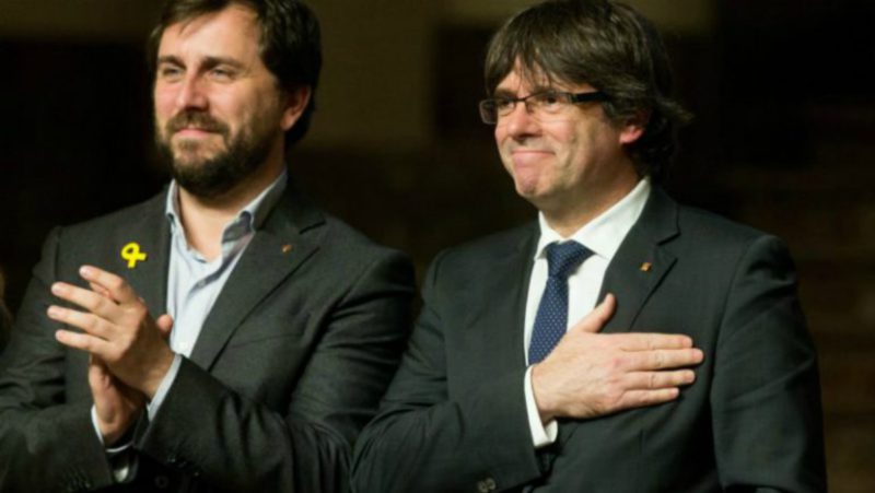 Puigdemont se pagará su vida en Waterloo vendiendo DNI catalanes