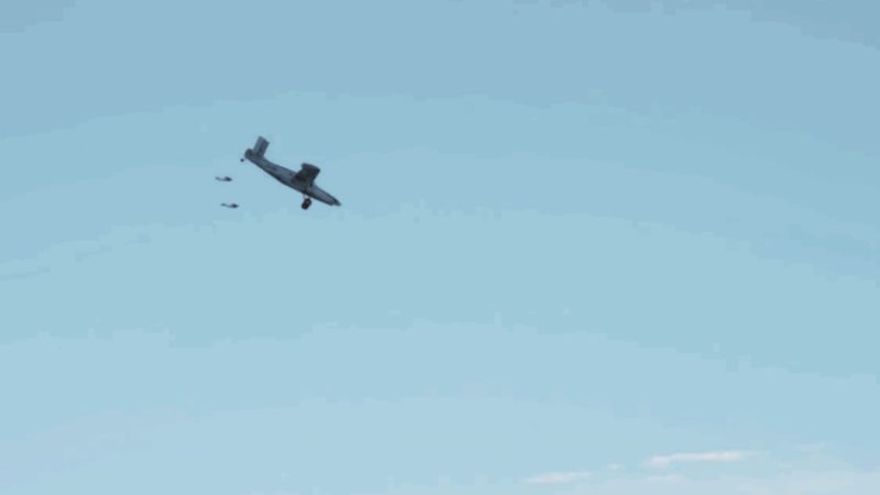 Insólito: logran introducirse en una avioneta tras un salto de 4.000 metros