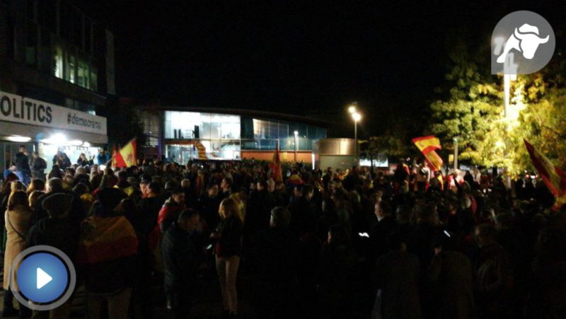 Vecinos de Sant Cugat arrancan la pancarta separatista del Ayuntamiento
