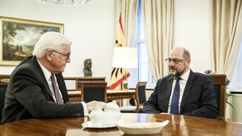 El establishment aprieta a Schulz para que pacte con Merkel