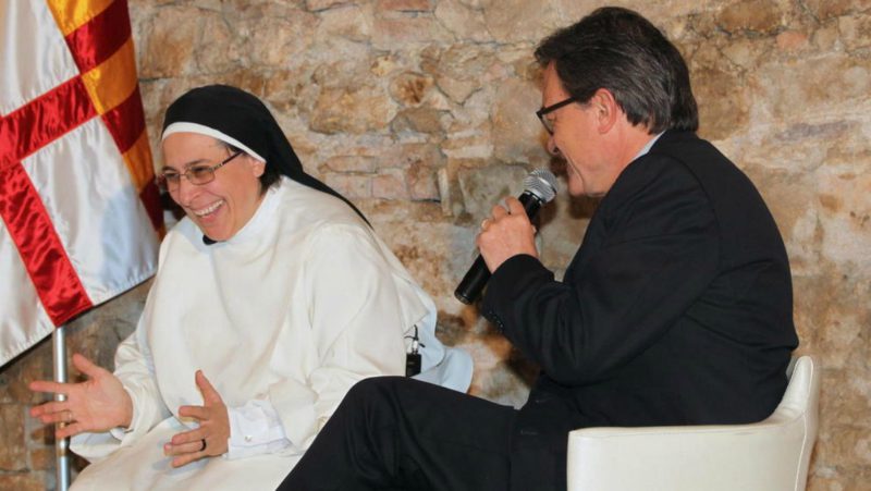 La monja separatista sor Lucía Caram junto a Artur Mas