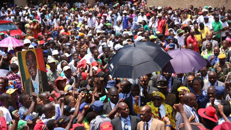 El ejército de Zimbabue toma el control y retiene a Mugabe en su domicilio