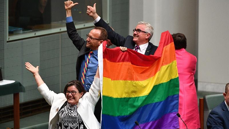 DIputados del Parlamento de Australia lucen la bandera arco iris