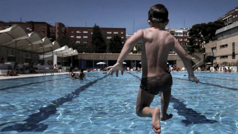 Detenido un refugiado iraní de 63 años por abusar de niños en una piscina