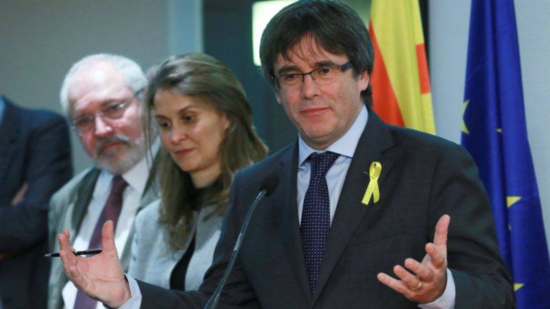 Puigdemont se ríe de la Justicia y dice que puede colaborar desde Bélgica
