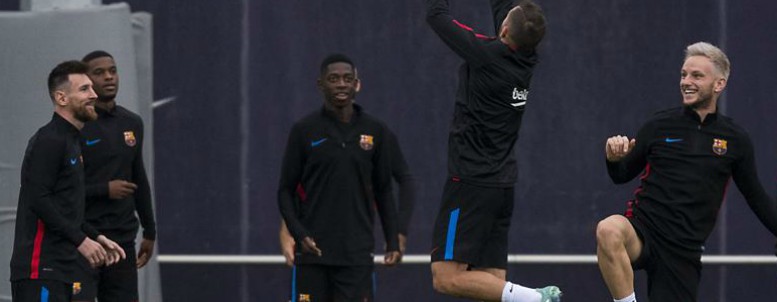 Dembélé ya toca balón con el resto de sus compañeros en el Barça