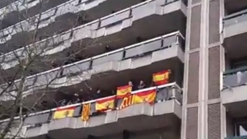 La canción 'Que Viva España' recibe a los separatistas en Bruselas