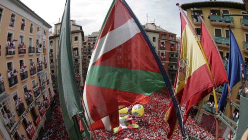La justicia veta la colocación de la ikurriña en el Ayuntamiento de Pamplona