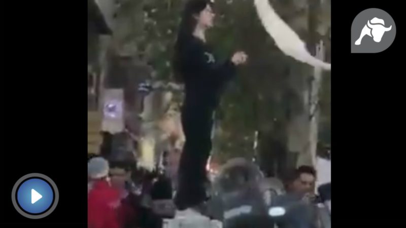 Una mujer se quita el velo obligatorio como señal de protesta en Irán