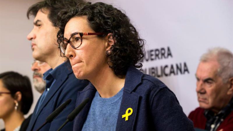 La secretaria general de ERC y número dos de la lista por Barcelona, Marta Rovira, con cara de tristeza y el lazo amarillo en defensa de los consejeros presos | EFE