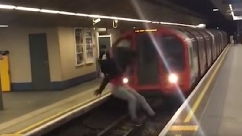 El salto mortal sobre el metro que escandaliza al Reino Unido