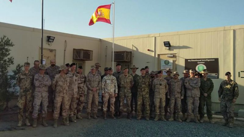 Militares españoles izan la rojigualda en Kuwait por primera vez