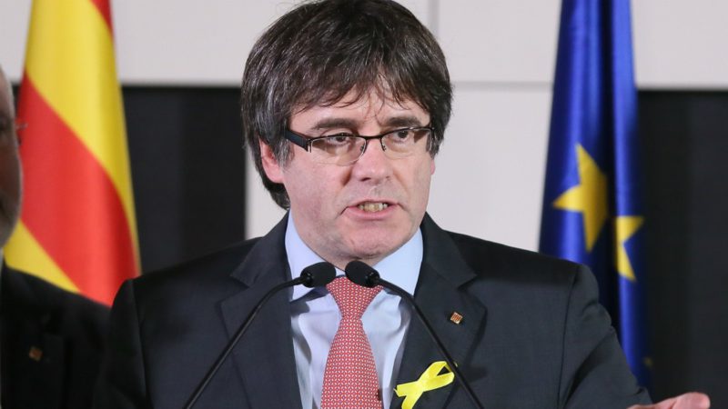 Puigdemont jura la Constitución 'por imperativo legal'