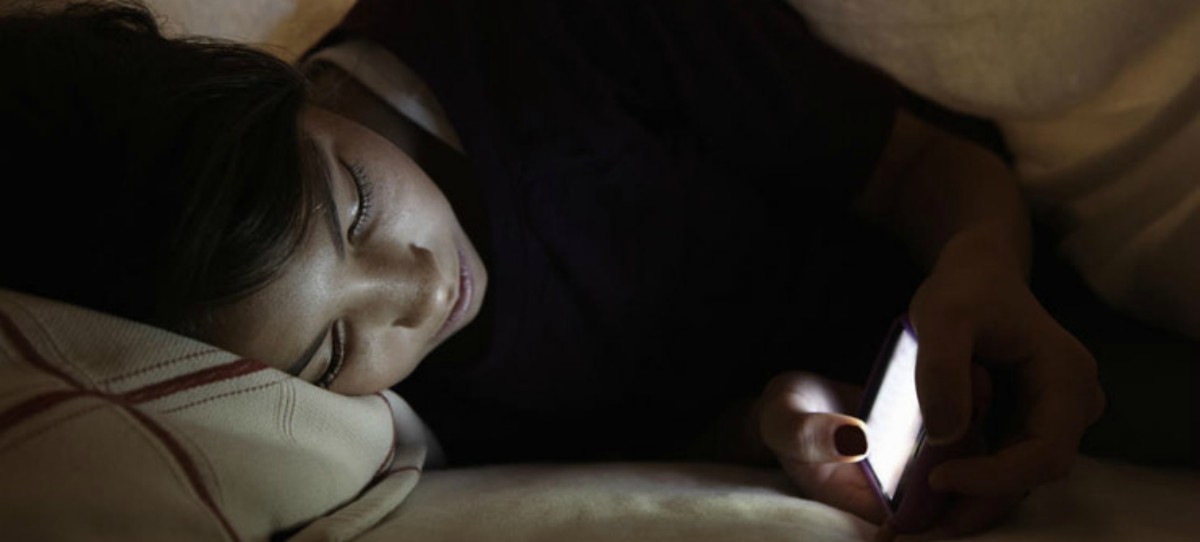 Por qué es peligroso dormir con el móvil al lado