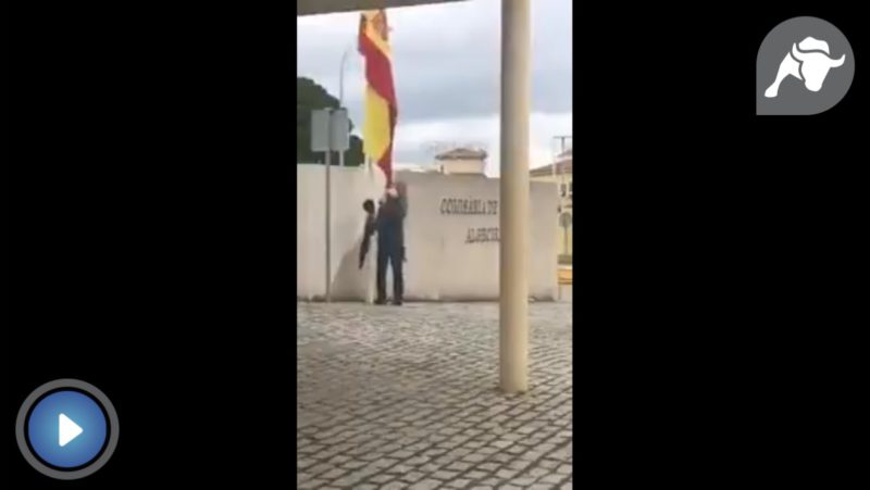 El homenaje anónimo a la bandera de España que le emocionará