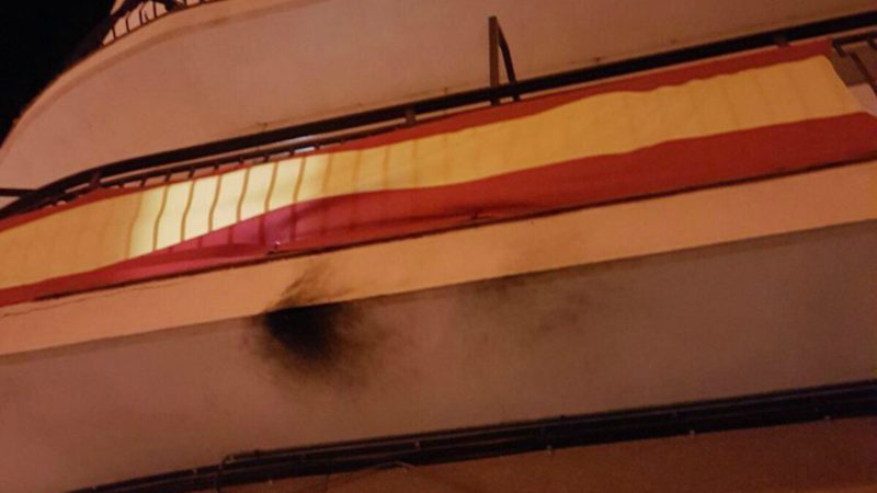 Incendian la casa de una familia en Barcelona por colgar la bandera de España