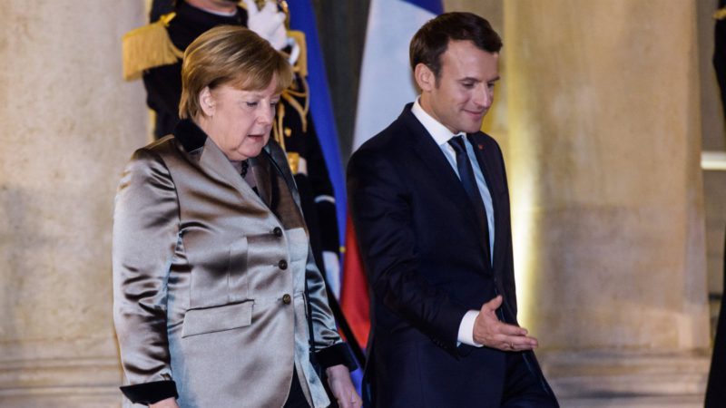 La canciller alemana, Angela Merkel, junto a su homólogo galo