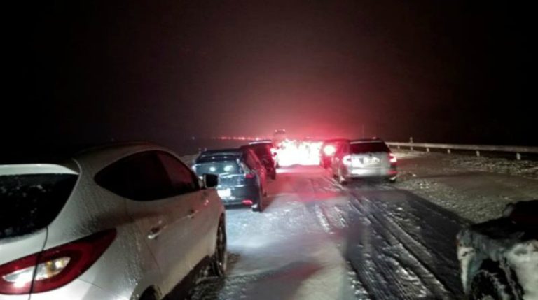 La AP-6 entre el kilómetro 42 y el 80, entre los municipios de San Rafael y Villacastín, se encuentra intransitable desde media tarde de hoy donde se han quedado bloqueados cientos de vehículos debido al temporal de nieve. EFE