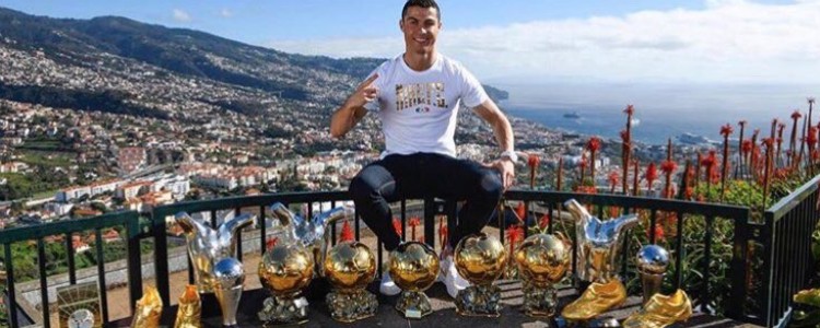Cristiano Ronaldo muestra al mundo la foto de sus mejores trofeos