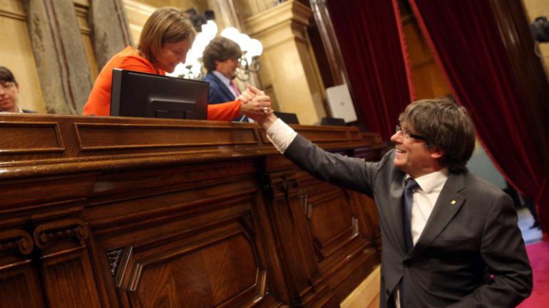 El Constitucional estudia si suspende la investidura de Puigdemont
