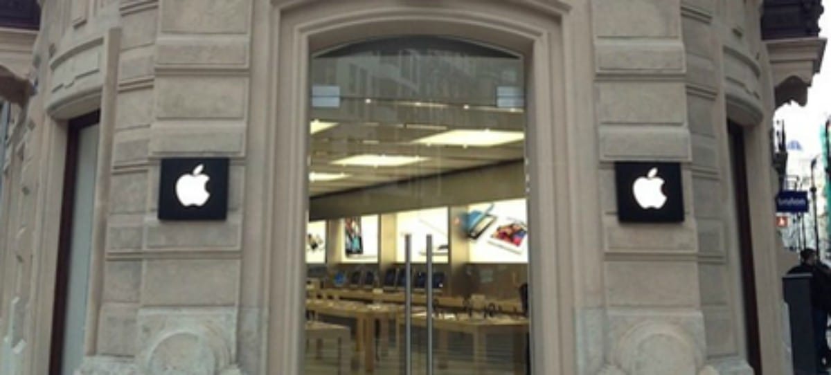 La explosión de una batería de iPhone obliga a desalojar una tienda de Apple en Valencia