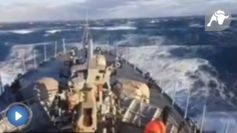 Un vídeo muestra las dificultades de la Armada para cruzar el Estrecho