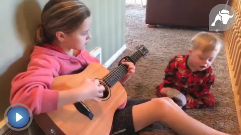 El vídeo que emociona al mundo: canta a su hermano con síndrome de Down