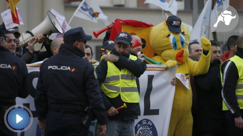 Policías toman las calles de Barcelona por la equiparación salarial