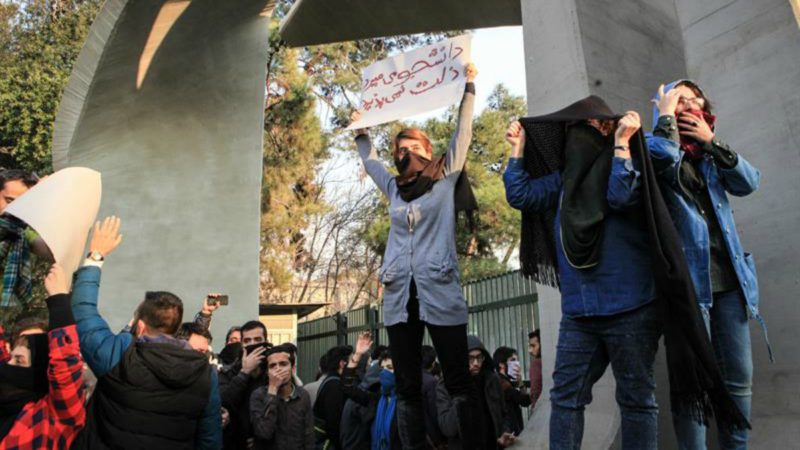 Estudiantes universitarios protestan en Teheran contra el régimen de los ayatolás | EFE