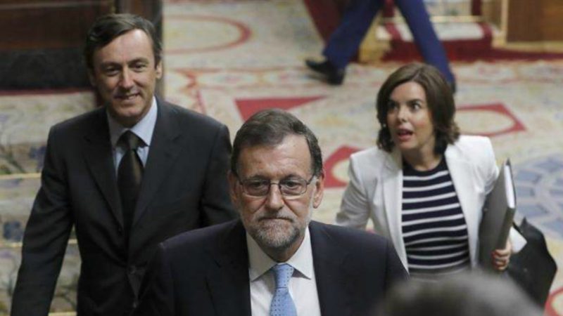 Imagen de archivo de Mariano Rajoy, Soraya Sáenz de Santamaría y Rafael Hernando en el Congreso | EFE