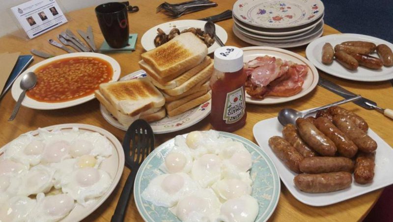 Indignación entre los veganos de Gales por un desayuno policial con carne