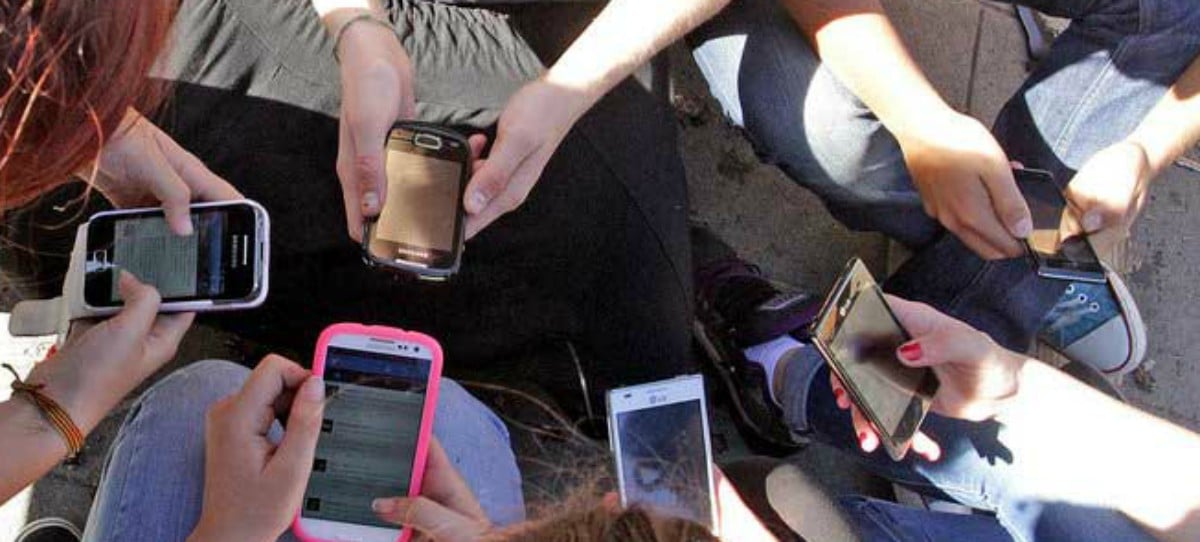Los jóvenes enganchados al móvil son más infelices