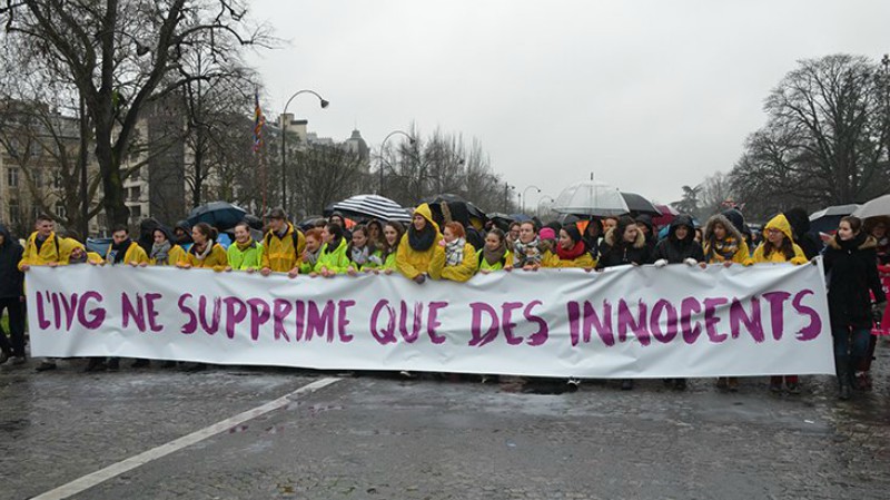 40.000 personas se congregan en París para exigir el fin del aborto