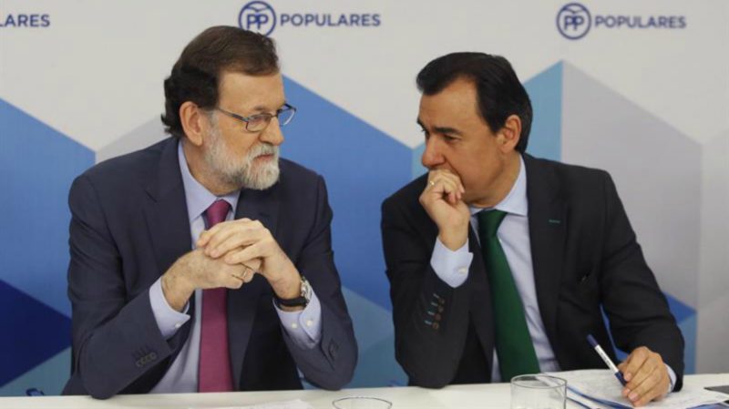 El presidente del Gobierno, Mariano Rajoy, conversa con el coordinador general del PP, Fernando Martínez Maíllo, en la reunión de la Dirección Ejecutiva | EFE