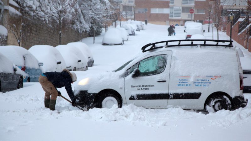 Qué hacer si se queda atrapado en su coche por la nieve