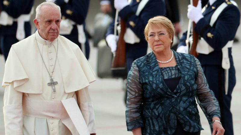 Queman tres iglesias católicas en Chile tras la llegada del Papa