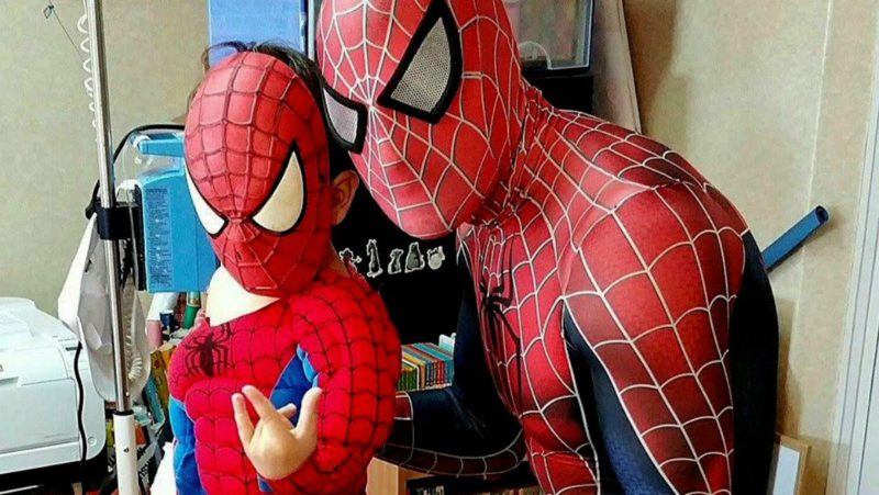 El policía vestido de Spiderman que hace felices a los niños con cáncer