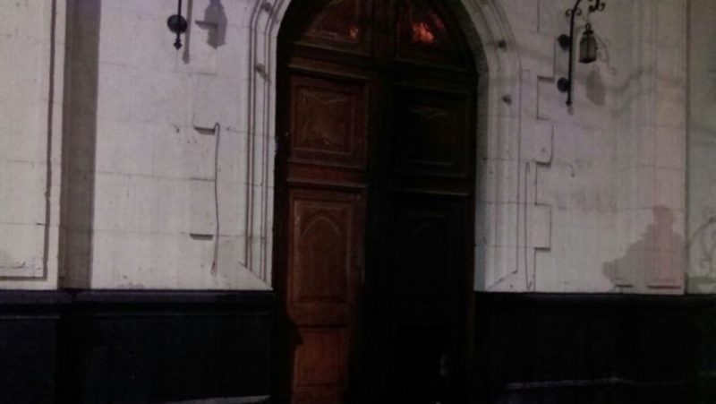 Imagen de la puerta quemada de la iglesia: Fuente: Radio Yaraví