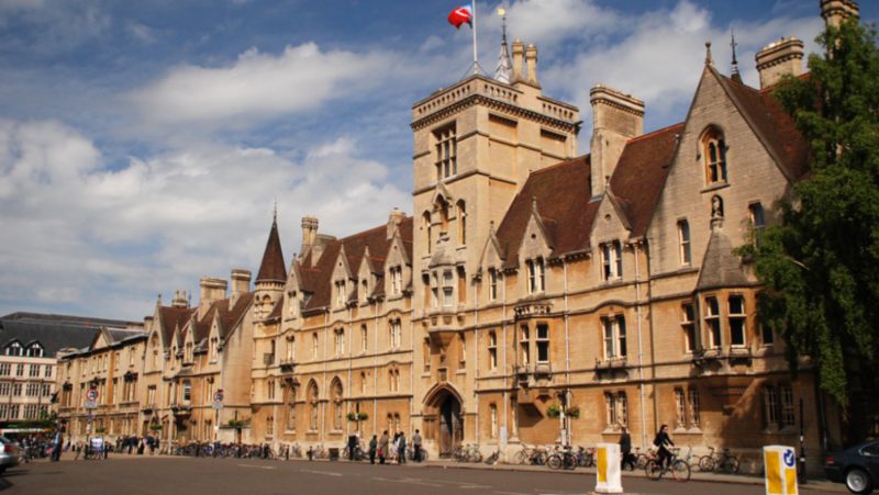Oxford adapta sus exámenes para beneficiar a las mujeres