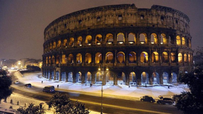 El Coliseo se tiñe de rojo para recordar a los cristianos perseguidos