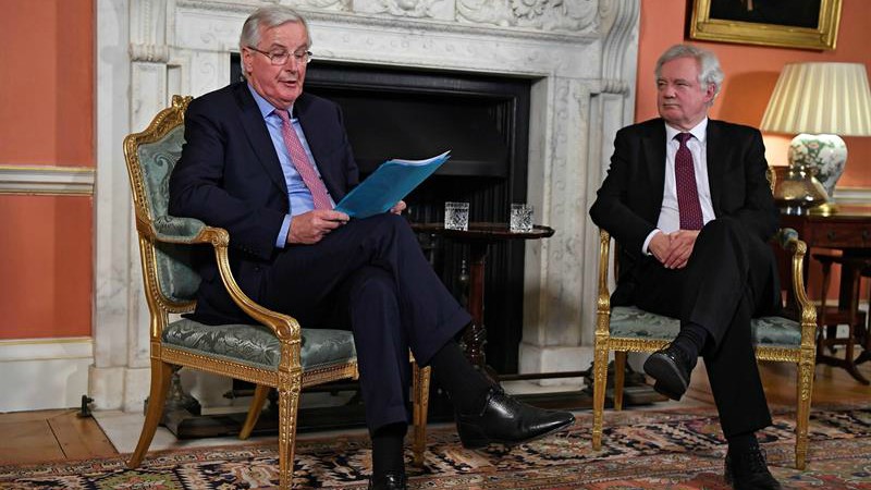 Barnier y Davis dialogan sobre el Brexit