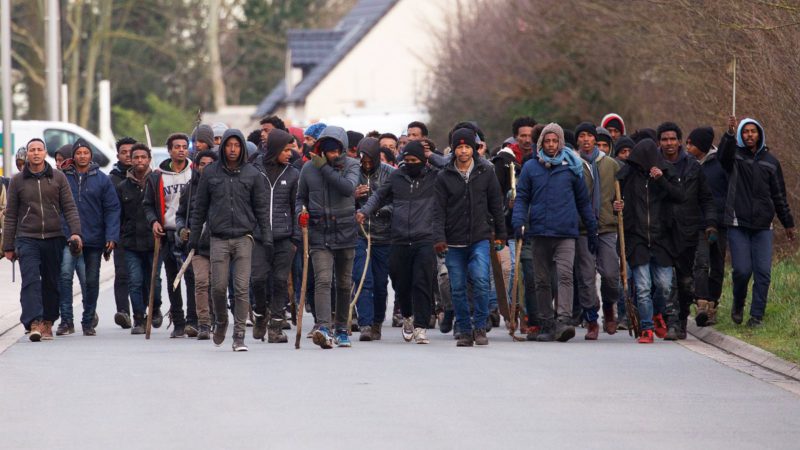La noche más violenta de Calais: peleas entre inmigrantes dejan 20 heridos