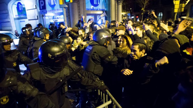 Varios heridos y detenidos en las protestas por la presencia de Felipe VI