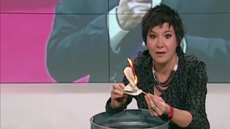 La activista separatista que quemó una Constitución cobra 25.000 euros en TV3